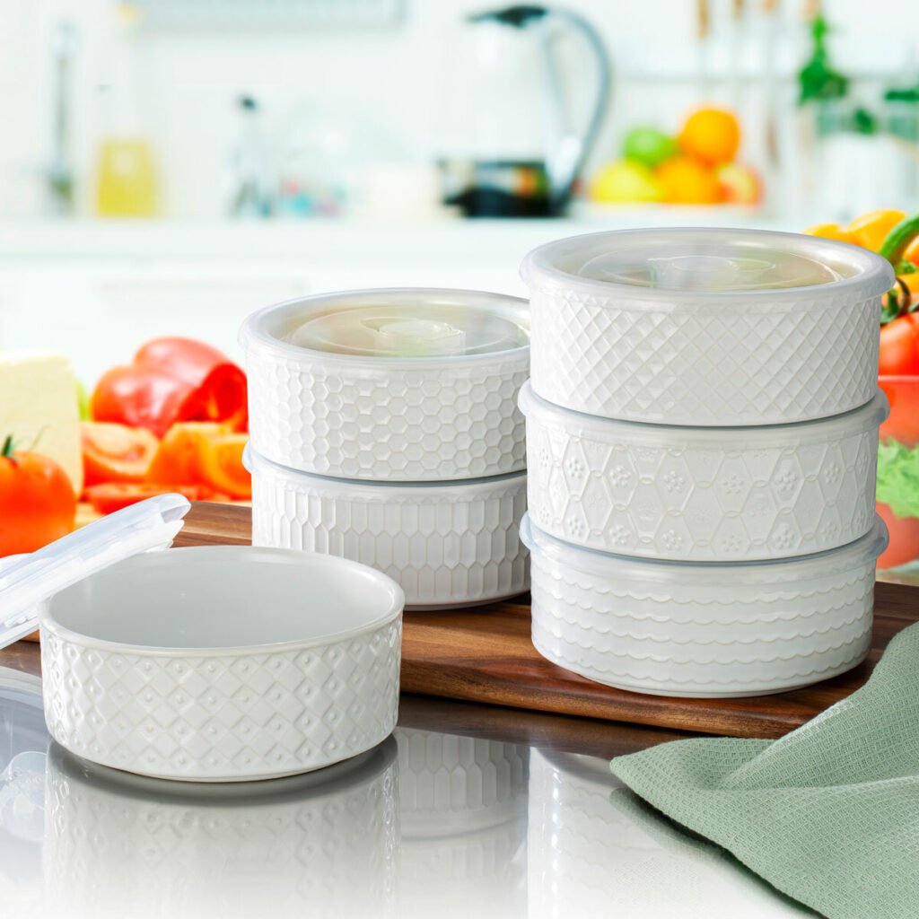 Keramikiniai akmens masės maisto indeliai su dangteliais – tai puikus ir universalus 6 individualiai raštuotų dubenėlių rinkinys, skirtas įvairiems tikslams. Šiuos dubenėlius galima naudoti desertams, sriuboms, salotoms, makaronams ir daug daugiau. Kiekvienas dubenėlis yra skirtingo dizaino, todėl jie yra dekoratyvūs ir funkcionalūs. Savybės: 6 individualiai raštuoti dubenėliai Dubenėlio talpa: 473 ml Patvarus akmens masės korpusas Dangtelis be BPA, plastikinis / silikoninis, galima naudoti mikrobangų krosnelėje ir indaplovėje Netinka naudoti orkaitėje