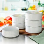 Keramikiniai akmens masės maisto indeliai su dangteliais – tai puikus ir universalus 6 individualiai raštuotų dubenėlių rinkinys, skirtas įvairiems tikslams. Šiuos dubenėlius galima naudoti desertams, sriuboms, salotoms, makaronams ir daug daugiau. Kiekvienas dubenėlis yra skirtingo dizaino, todėl jie yra dekoratyvūs ir funkcionalūs. Savybės: 6 individualiai raštuoti dubenėliai Dubenėlio talpa: 473 ml Patvarus akmens masės korpusas Dangtelis be BPA, plastikinis / silikoninis, galima naudoti mikrobangų krosnelėje ir indaplovėje Netinka naudoti orkaitėje