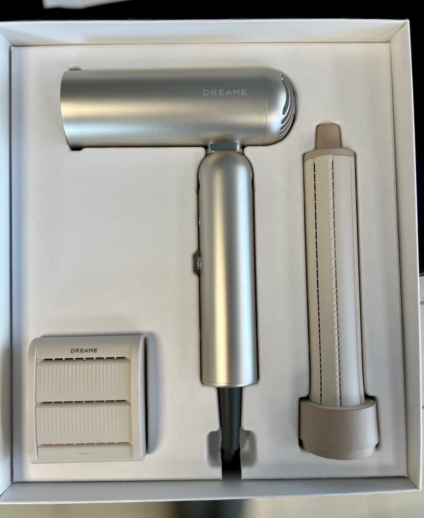 Prekės tipas: Plaukų džiovintuvai Prekės ženklas: Dreame Modelis: Pocket High-Speed Spalva: Titanium gold Galia: 1300 W Greičių skaičius: 2 Šaltas oras: Taip Apsauga nuo perkaitimo: Taip Temperatūros nustatymai: 3 Difuzorius: Ne Jonizavimo funkcija: Taip