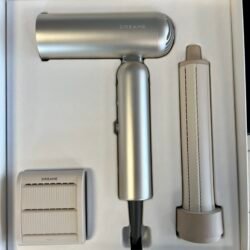 Prekės tipas: Plaukų džiovintuvai Prekės ženklas: Dreame Modelis: Pocket High-Speed Spalva: Titanium gold Galia: 1300 W Greičių skaičius: 2 Šaltas oras: Taip Apsauga nuo perkaitimo: Taip Temperatūros nustatymai: 3 Difuzorius: Ne Jonizavimo funkcija: Taip