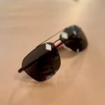 Akiniai nuo saulės BOSS su dėkliuku ir servetėle