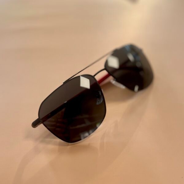 Akiniai nuo saulės BOSS su dėkliuku ir servetėle