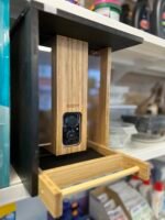 Paukščiams draugiškas ir gamtą saugantis sprendimas: „Birdfy Feeder Bamboo Mini“ pagamintas iš FSC sertifikuoto bambuko, todėl tai tvarus ir aplinkai draugiškas pasirinkimas. Naudojantis saulės energija, šis lesyklėlės modelis puikiai dera prie modernaus, ekologiško gyvenimo būdo. Idealiai tinka gamtos mylėtojams, norintiems saugoti aplinką ir kartu mėgautis paukščių stebėjimu savo kieme. 2K HD raiška ir spalvotas naktinis matymas: Fiksuokite kiekvieną paukštį itin ryškia 2K raiška – mėgaukitės sklandžia tiesiogine vaizdo transliacija tiek dieną, tiek naktį. Aiškus, spalvotas vaizdas naktį leidžia matyti net smulkiausias detales, girdėti paukščių giesmes ir net atbaidyti kenkėjus. Tai visiškai įtraukianti paukščių stebėjimo patirtis, leidžianti būti arčiau gamtos visą parą.