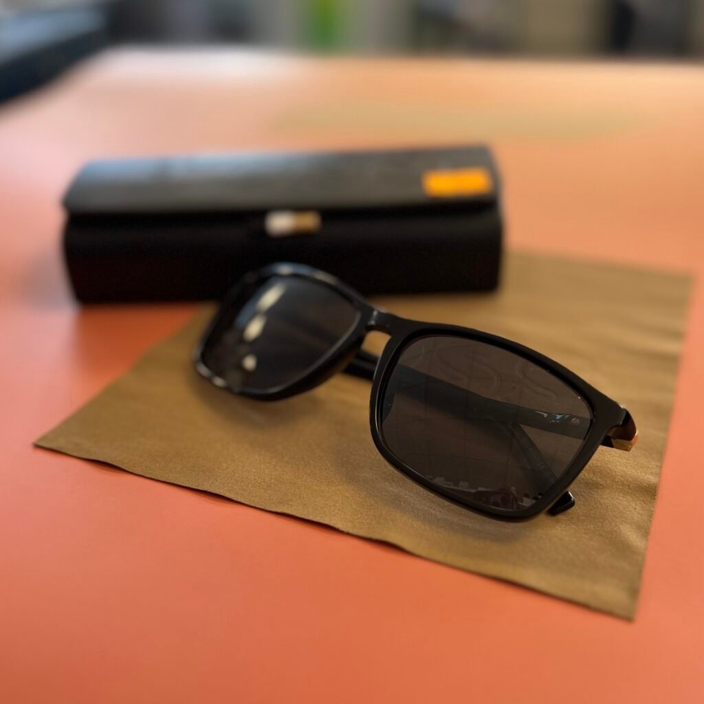 BOSS akiniai nuo saulės su dėkliuku ir servetėle