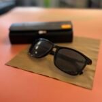 BOSS akiniai nuo saulės su dėkliuku ir servetėle