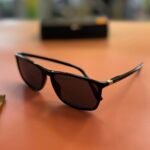 BOSS akiniai nuo saulės su dėkliuku ir servetėle