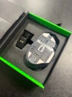 RAZER HYPERSPEED WIRELESS 11 PROGRAMMABLE BUTTONS 14 CUSTOMIZABLE RAZER CHROMA™ LIGHTING ZONES CUSTOMIZABLE SCROLL WHEEL RESISTANCE UP TO 100 HOURS OF BATTERY LIFE Komplekte: Pelė, USB flash belaidžiui pelės pajungimui, laidas, pakrovimo stotelė.