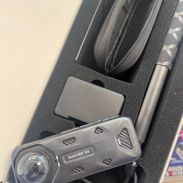 „Insta360 X4“ – tai aukščiausios klasės 360 laipsnių veiksmo kamera, galinti filmuoti 8K / 30 kadrų per sekundę raiška, filmuoti 5,7K / 60 kadrų per sekundę raiška sulėtintu režimu ir fotografuoti 72 MP raiška. Ji turi 2290 mAh bateriją, kurios pakanka iki 135 minučių įrašymo, ir nuimamus objektyvo apsaugas. Pagrindinės funkcijos: nematoma asmenukių lazdelė, dirbtinio intelekto valdomas redagavimas, „FlowState“ stabilizavimas ir atsparumas vandeniui iki 10 m (33 pėdų) gylyje.