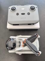 Prekės tipas Dronai Prekės ženklas DJI Modelis Mini 3 GALINGUMAS IR NAŠUMAS Veikimo spindulys 4000 m Vaizdo įrašymo greitis 2160p@30fps Veikimo laikas pilnai įkrovus, iki 38 min FUNKCIJOS IR GALIMYBĖS Navigacijos (GPS) funkcija Taip Skraidymo laikas 38 min Su vaizdo kamera Taip Megapikselių skaičius 12 Maksimalus greitis 57.6 km/h