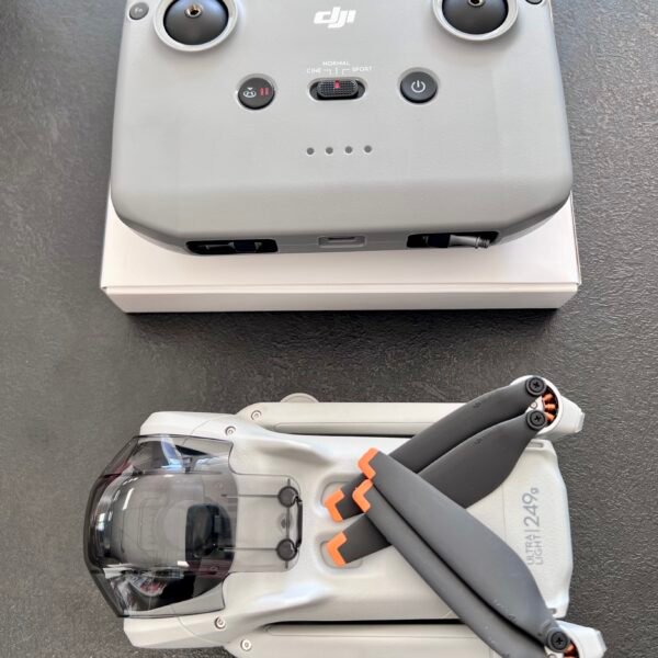 Prekės tipas Dronai Prekės ženklas DJI Modelis Mini 3 GALINGUMAS IR NAŠUMAS Veikimo spindulys 4000 m Vaizdo įrašymo greitis 2160p@30fps Veikimo laikas pilnai įkrovus, iki 38 min FUNKCIJOS IR GALIMYBĖS Navigacijos (GPS) funkcija Taip Skraidymo laikas 38 min Su vaizdo kamera Taip Megapikselių skaičius 12 Maksimalus greitis 57.6 km/h