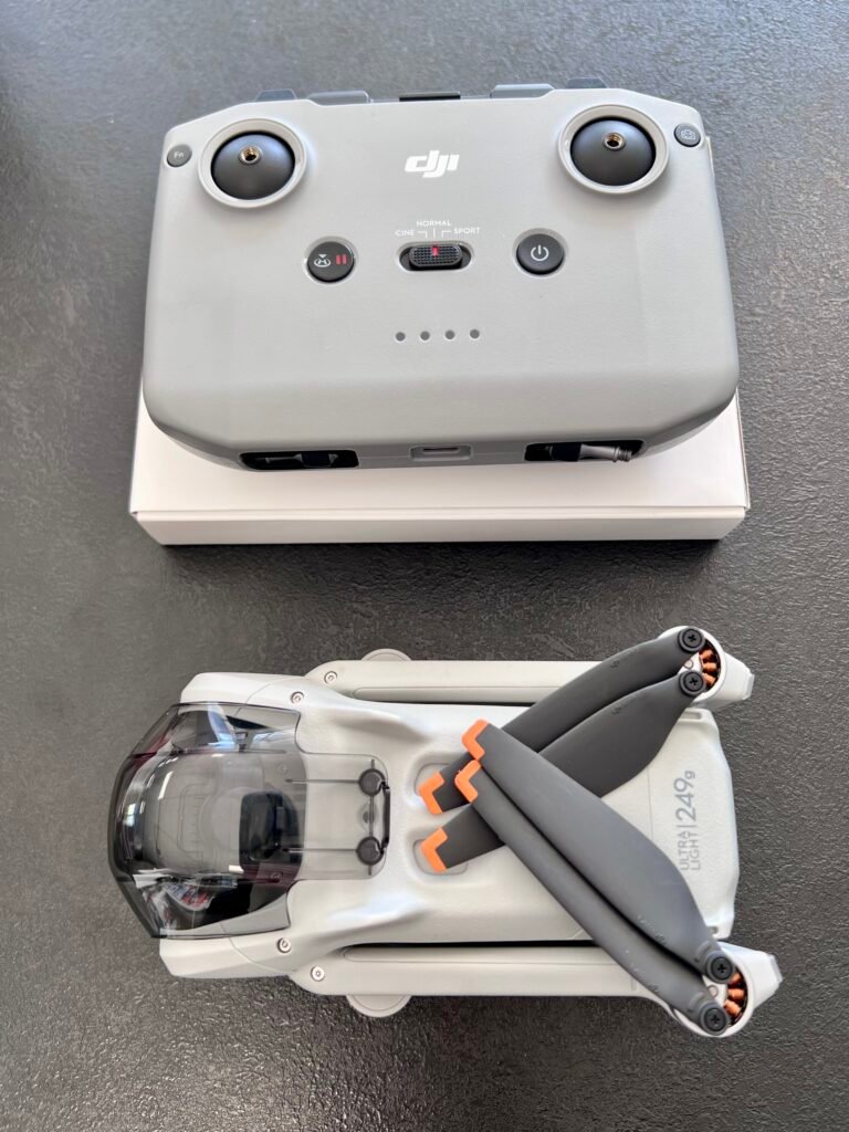 Prekės tipas Dronai Prekės ženklas DJI Modelis Mini 3 GALINGUMAS IR NAŠUMAS Veikimo spindulys 4000 m Vaizdo įrašymo greitis 2160p@30fps Veikimo laikas pilnai įkrovus, iki 38 min FUNKCIJOS IR GALIMYBĖS Navigacijos (GPS) funkcija Taip Skraidymo laikas 38 min Su vaizdo kamera Taip Megapikselių skaičius 12 Maksimalus greitis 57.6 km/h