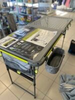 Maksimali apkrova — 200 lb / 90,7 kg. Stalas skirtas lauko virtuvei: viena pusė naudojama maisto ruošimui, kita — nešiojamai viryklei ar griliui. Turi „FlexRail“ aksesuarų sistemą: puodelių laikiklius, kabliukus įrankiams, šiukšlių maišo laikiklį, popierinių rankšluosčių laikiklį. Aukštis reguliuojamas 4 pozicijomis viena ranka. Konstrukcija iš milteliniu būdu dengto plieno ir UV atsparaus stalviršio. Sulankstytas tampa gana plonas, todėl patogu vežtis automobilyje. ~157 cm ilgio. Stalo svoris apie 15 kg.