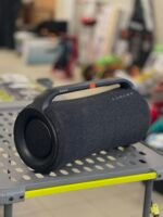 SONY garsiakalbis kolonėlė SRS-XG500 „SRS-XG500“ atkuria galingą garsą lauke. Garsiakalbio įrenginio „X-Balanced“, didelio efektyvumo aukštųjų dažnių garsiakalbio ir pasyvių radiatorių derinys užtikrina raiškų ir aiškų garsą klausantis tiek viduje, tiek lauke. Be to, dėl tvirto korpuso, IP66 kategorijos apsaugos nuo vandens ir dulkių, 30 valandų veikiančios baterijos ir patogios nešti rankenos garsiakalbį galite naudoti beveik visur, kur norite.