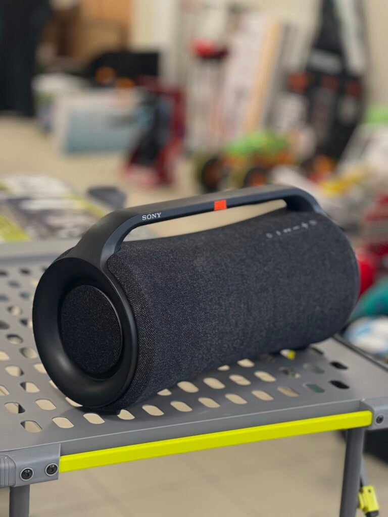 SONY garsiakalbis kolonėlė SRS-XG500 „SRS-XG500“ atkuria galingą garsą lauke. Garsiakalbio įrenginio „X-Balanced“, didelio efektyvumo aukštųjų dažnių garsiakalbio ir pasyvių radiatorių derinys užtikrina raiškų ir aiškų garsą klausantis tiek viduje, tiek lauke. Be to, dėl tvirto korpuso, IP66 kategorijos apsaugos nuo vandens ir dulkių, 30 valandų veikiančios baterijos ir patogios nešti rankenos garsiakalbį galite naudoti beveik visur, kur norite.