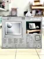Chromo spalvos apdaila Atminties funkcija – įsimena paskutinį naudotą nustatymą Jungtis su kištuku 3 spalvų keitimo režimai – nuo šiltos baltos iki šaltos baltos Jutiklinio valdymo mygtukas Reguliuojamas šviesos ryškumas (tik per veidrodžio mygtuką) Padidinantis veidrodis su 10x magnetiniu priartinimu Aukštos kokybės stiklas Tolygus šviesos pasiskirstymas Lempučių nereikia Šviesos spalva: 3000K, 4000K, 5000K Galia: 20 vatų 10x veidrodžio matmenys: 15,24 cm skersmens (6 coliai) Pagrindinio veidrodžio matmenys: 40 cm x 50 cm (15,74 x 19,68 col.) Pagrindo matmenys: 60,5 cm x 15 cm (23,82 x 5,9 col.)