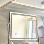 Chromo spalvos apdaila Atminties funkcija – įsimena paskutinį naudotą nustatymą Jungtis su kištuku 3 spalvų keitimo režimai – nuo šiltos baltos iki šaltos baltos Jutiklinio valdymo mygtukas Reguliuojamas šviesos ryškumas (tik per veidrodžio mygtuką) Padidinantis veidrodis su 10x magnetiniu priartinimu Aukštos kokybės stiklas Tolygus šviesos pasiskirstymas Lempučių nereikia Šviesos spalva: 3000K, 4000K, 5000K Galia: 20 vatų 10x veidrodžio matmenys: 15,24 cm skersmens (6 coliai) Pagrindinio veidrodžio matmenys: 40 cm x 50 cm (15,74 x 19,68 col.) Pagrindo matmenys: 60,5 cm x 15 cm (23,82 x 5,9 col.)