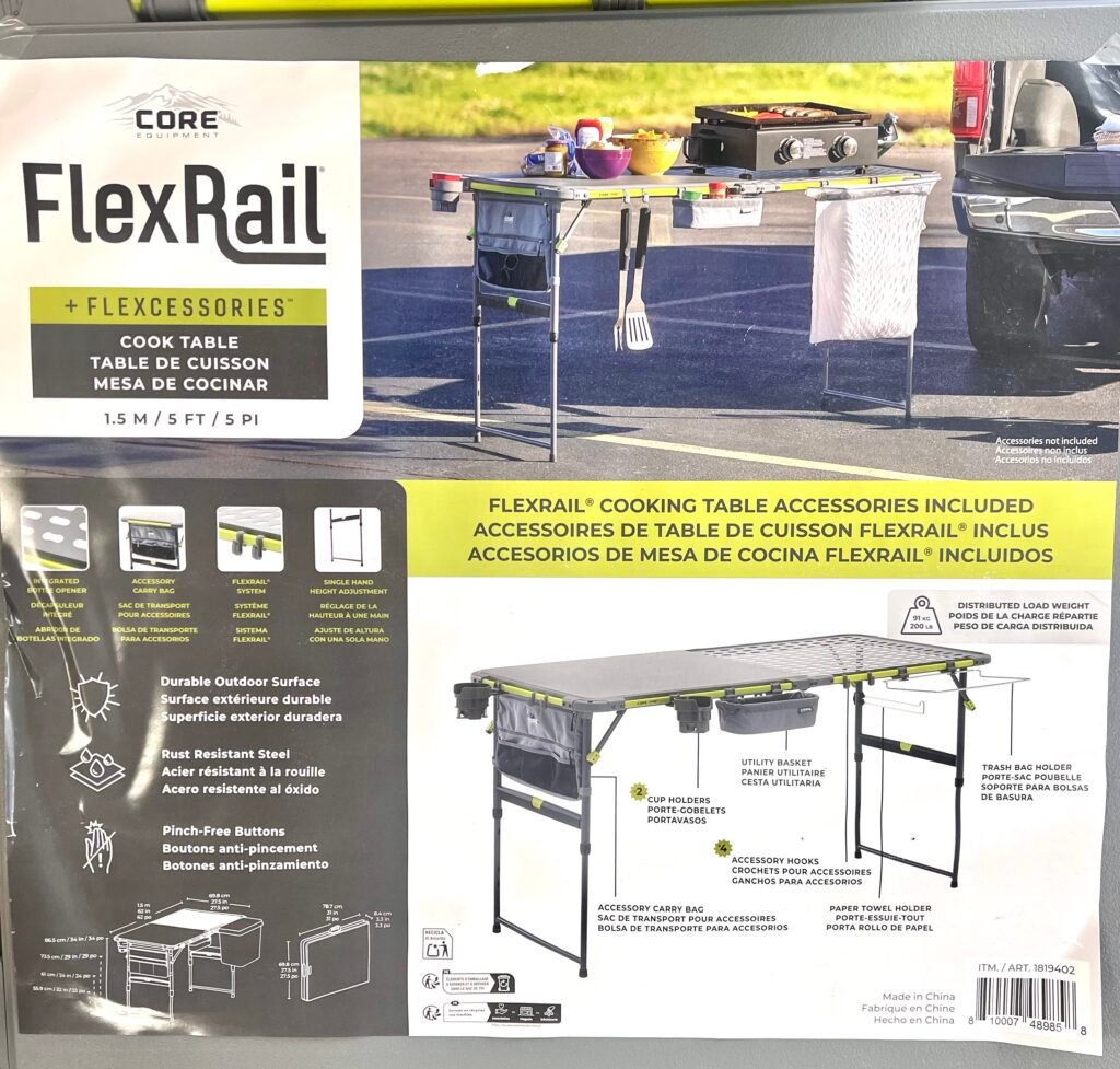 Maksimali apkrova — 200 lb / 90,7 kg. Stalas skirtas lauko virtuvei: viena pusė naudojama maisto ruošimui, kita — nešiojamai viryklei ar griliui. Turi „FlexRail“ aksesuarų sistemą: puodelių laikiklius, kabliukus įrankiams, šiukšlių maišo laikiklį, popierinių rankšluosčių laikiklį. Aukštis reguliuojamas 4 pozicijomis viena ranka. Konstrukcija iš milteliniu būdu dengto plieno ir UV atsparaus stalviršio. Sulankstytas tampa gana plonas, todėl patogu vežtis automobilyje. ~157 cm ilgio. Stalo svoris apie 15 kg.