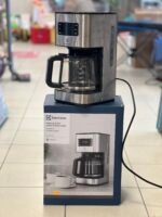 Naudotas Electrolux Create 5 lašelinis kavos aparatas Lašelinis (filtrinis) kavos aparatas Electrolux Create 5 yra funkcionalus ir stilingas prietaisas, skirtas maltos kavos gerbėjams. 24 valandų laikmatis: Aparatas turi programuojamą atidėto starto funkciją. Galite iš vakaro nustatyti norimą laiką, kad ryte jus pažadintų šviežiai paruoštos kavos aromatas. Aromato sustiprinimo funkcija: Integruotas specialus „Aroma“ selektorius leidžia reguliuoti kavos stiprumą. Jį aktyvavus, kava plikoma lėčiau, todėl išgaunamas gilesnis, sodresnis ir intensyvesnis skonis net ruošiant tik vieną puodelį. Talpa ir indikacija: Prietaiso vandens rezervuaro talpa siekia 1,375 litro, o tai leidžia vienu kartu paruošti nuo 2 iki 10 puodelių kavos. Ant korpuso ir stiklinio ąsočio yra aiškiai matoma dozavimo skalė. Automatinis išsijungimas: Saugumui ir energijos taupymui užtikrinti, aparatas po 40 minučių neveiklumo išsijungia pats. Per tą laiką po ąsočiu esanti kaitinimo plokštė palaiko gėrimo šilumą. Patogi priežiūra: Jame įmontuotas išimamas filtro krepšelis (naudojamas standartinis 1x4 dydžio popierinis filtras), kurį lengva išvalyti. Taip pat yra integruota „Drip-stop“ (lašėjimo stabdymo) sistema, apsauganti nuo skysčio varvėjimo išėmus ąsotį, bei kalkių valymo programa. Techniniai parametrai: Prietaiso galia siekia 1000 W, korpuse naudojamos kokybiško nerūdijančio plieno detalės, o priekyje integruotas patogus ekranas.