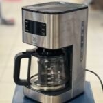Naudotas Electrolux Create 5 lašelinis kavos aparatas Lašelinis (filtrinis) kavos aparatas Electrolux Create 5 yra funkcionalus ir stilingas prietaisas, skirtas maltos kavos gerbėjams. 24 valandų laikmatis: Aparatas turi programuojamą atidėto starto funkciją. Galite iš vakaro nustatyti norimą laiką, kad ryte jus pažadintų šviežiai paruoštos kavos aromatas. Aromato sustiprinimo funkcija: Integruotas specialus „Aroma“ selektorius leidžia reguliuoti kavos stiprumą. Jį aktyvavus, kava plikoma lėčiau, todėl išgaunamas gilesnis, sodresnis ir intensyvesnis skonis net ruošiant tik vieną puodelį. Talpa ir indikacija: Prietaiso vandens rezervuaro talpa siekia 1,375 litro, o tai leidžia vienu kartu paruošti nuo 2 iki 10 puodelių kavos. Ant korpuso ir stiklinio ąsočio yra aiškiai matoma dozavimo skalė. Automatinis išsijungimas: Saugumui ir energijos taupymui užtikrinti, aparatas po 40 minučių neveiklumo išsijungia pats. Per tą laiką po ąsočiu esanti kaitinimo plokštė palaiko gėrimo šilumą. Patogi priežiūra: Jame įmontuotas išimamas filtro krepšelis (naudojamas standartinis 1x4 dydžio popierinis filtras), kurį lengva išvalyti. Taip pat yra integruota „Drip-stop“ (lašėjimo stabdymo) sistema, apsauganti nuo skysčio varvėjimo išėmus ąsotį, bei kalkių valymo programa. Techniniai parametrai: Prietaiso galia siekia 1000 W, korpuse naudojamos kokybiško nerūdijančio plieno detalės, o priekyje integruotas patogus ekranas.