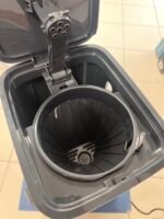 Naudotas Electrolux Create 5 lašelinis kavos aparatas Lašelinis (filtrinis) kavos aparatas Electrolux Create 5 yra funkcionalus ir stilingas prietaisas, skirtas maltos kavos gerbėjams. 24 valandų laikmatis: Aparatas turi programuojamą atidėto starto funkciją. Galite iš vakaro nustatyti norimą laiką, kad ryte jus pažadintų šviežiai paruoštos kavos aromatas. Aromato sustiprinimo funkcija: Integruotas specialus „Aroma“ selektorius leidžia reguliuoti kavos stiprumą. Jį aktyvavus, kava plikoma lėčiau, todėl išgaunamas gilesnis, sodresnis ir intensyvesnis skonis net ruošiant tik vieną puodelį. Talpa ir indikacija: Prietaiso vandens rezervuaro talpa siekia 1,375 litro, o tai leidžia vienu kartu paruošti nuo 2 iki 10 puodelių kavos. Ant korpuso ir stiklinio ąsočio yra aiškiai matoma dozavimo skalė. Automatinis išsijungimas: Saugumui ir energijos taupymui užtikrinti, aparatas po 40 minučių neveiklumo išsijungia pats. Per tą laiką po ąsočiu esanti kaitinimo plokštė palaiko gėrimo šilumą. Patogi priežiūra: Jame įmontuotas išimamas filtro krepšelis (naudojamas standartinis 1x4 dydžio popierinis filtras), kurį lengva išvalyti. Taip pat yra integruota „Drip-stop“ (lašėjimo stabdymo) sistema, apsauganti nuo skysčio varvėjimo išėmus ąsotį, bei kalkių valymo programa. Techniniai parametrai: Prietaiso galia siekia 1000 W, korpuse naudojamos kokybiško nerūdijančio plieno detalės, o priekyje integruotas patogus ekranas.