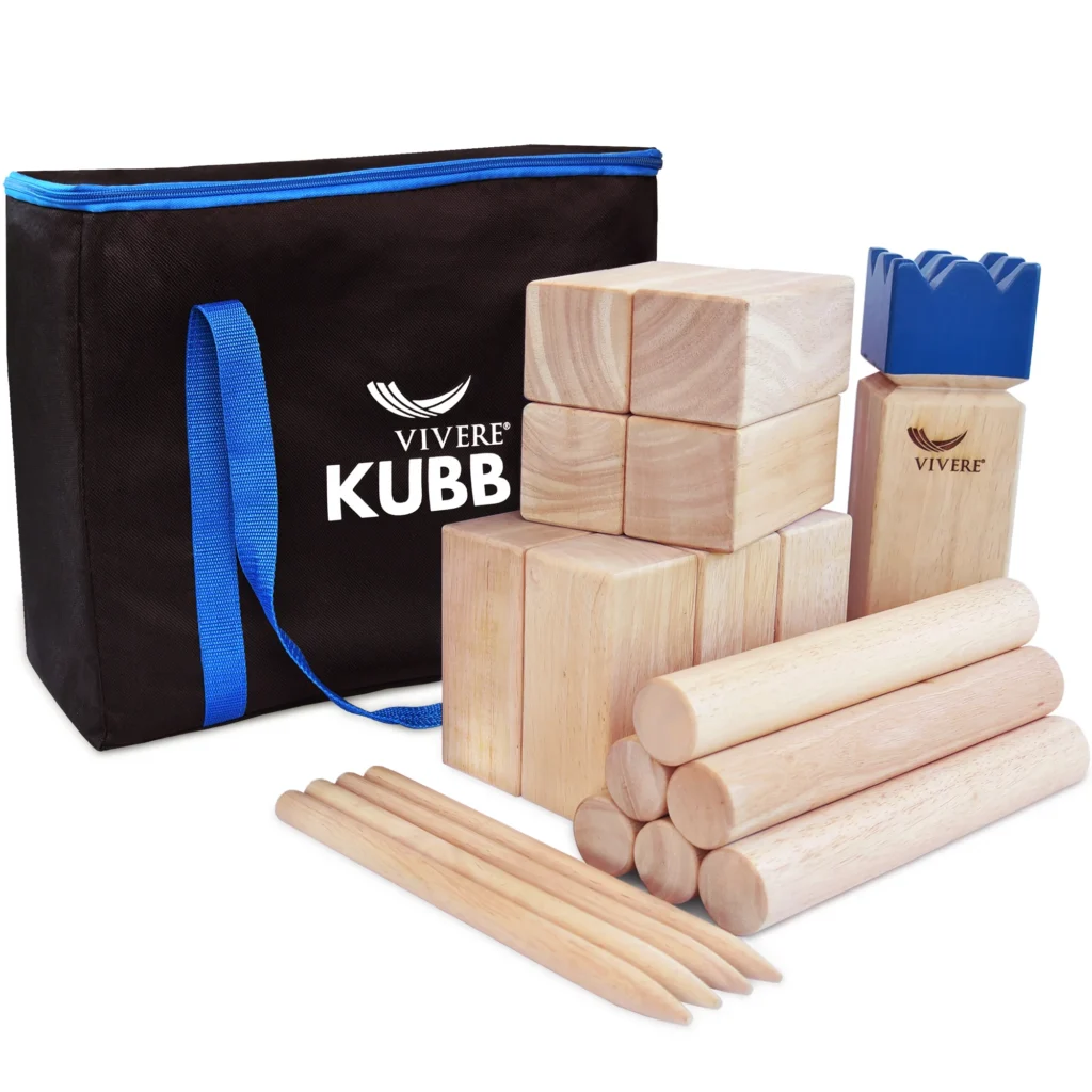 KUBB lauko žaidimas šeimai, draugams, kolegoms. Į komplektą įeina žaidimo taisyklės ir laikymo maišelis. KUBB - tai klasikinis žaidimas, kuris buvo žaidžiamas dar vikingų laikais. Kubb žaidžia dvi komandos lauke. Žaidimo tikslas - pirmiausia išmušti visus priešininkų riterius, o paskui karalių. Šeimyninis / komandinis žaidimas lauke, 2-12 žmonių. Reikalinga 4 x 6 m žaidimo aikštelė ant žolės, sode, paplūdimyje, parke arba stovyklavietėje. Apžiūrėti galima išparduotuvėje Šilutės pl 62, Klaipėda.