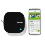 Nešiojamas DYMO® LetraTag® 200 Bluetooth etikečių spausdintuvas leidžia spausdinti įvairių tipų ir spalvų etiketes tiesiai iš savo išmaniojo telefono ar planšetinio kompiuterio. Lengvai susitvarkykite namus ir biurą naudodami intuityvią LetraTag® Connect mobiliąją programėlę. Automatinio Bluetooth ryšio dėka LetraTag® 200B yra paruoštas naudoti per kelias sekundes ir lengvai telpa į jūsų krepšį. Jis suderinamas su autentiškomis LetraTag® etiketėmis, kurių išorinė kasetė pagaminta iš 100% perdirbtos medžiagos (PIRKTI ATSKIRAI). Idealiai tinka įvairioms etikečių klijavimo reikmėms, įskaitant virtuvės, vonios kambario, vaikų kambario, bendrabučio kambario, namų biuro ir rankdarbių reikmenų organizavimą. Automatinis Bluetooth ryšys – kurkite etiketes per kelias sekundes tiesiai iš savo Apple arba Android išmaniojo telefono Kompaktiškas, lengvas ir maitinamas baterijomis (4 AA baterijos neįtrauktos), todėl jį lengva įsidėti į krepšį ir naudoti keliaujant Skirtas naudoti su originaliomis DYMO® LetraTag® etiketėmis įvairiomis spalvomis ir tipais Lengvai susitvarkykite namus, biurą ar bendrabučio kambarį naudodami pritaikomas etiketes su 5 šrifto dydžiais, 15 rėmelių stilių, daugiau nei 100 simbolių ir galimybes pabraukti, sukurti kelias teksto eilutes arba įterpti datą LetraTag® Connect programėlė supaprastina etikečių kūrimą 42% lengvesnis, palyginti su vidutiniu LetraTag 100T ir 100H svoriu Automatinio išsijungimo funkcija taupo energiją PAKUOTĖJE NĖRA SPAUSDINIMO JUOSTOS.