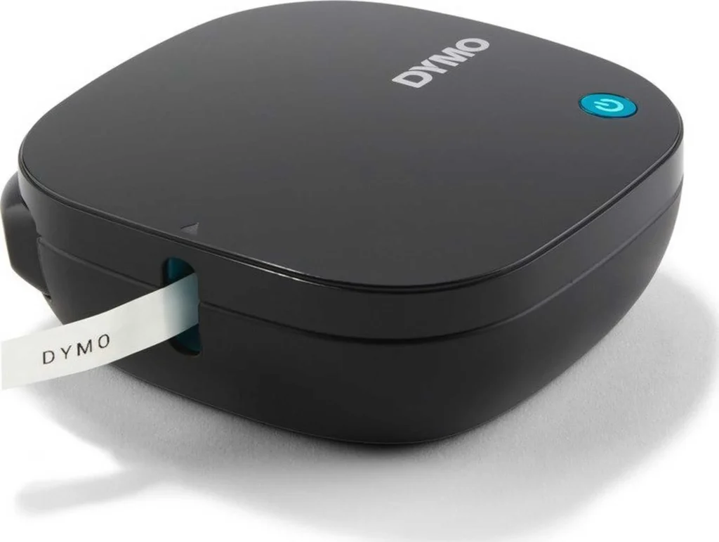 Nešiojamas DYMO® LetraTag® 200 Bluetooth etikečių spausdintuvas leidžia spausdinti įvairių tipų ir spalvų etiketes tiesiai iš savo išmaniojo telefono ar planšetinio kompiuterio. Lengvai susitvarkykite namus ir biurą naudodami intuityvią LetraTag® Connect mobiliąją programėlę. Automatinio Bluetooth ryšio dėka LetraTag® 200B yra paruoštas naudoti per kelias sekundes ir lengvai telpa į jūsų krepšį. Jis suderinamas su autentiškomis LetraTag® etiketėmis, kurių išorinė kasetė pagaminta iš 100% perdirbtos medžiagos (PIRKTI ATSKIRAI). Idealiai tinka įvairioms etikečių klijavimo reikmėms, įskaitant virtuvės, vonios kambario, vaikų kambario, bendrabučio kambario, namų biuro ir rankdarbių reikmenų organizavimą. Automatinis Bluetooth ryšys – kurkite etiketes per kelias sekundes tiesiai iš savo Apple arba Android išmaniojo telefono Kompaktiškas, lengvas ir maitinamas baterijomis (4 AA baterijos neįtrauktos), todėl jį lengva įsidėti į krepšį ir naudoti keliaujant Skirtas naudoti su originaliomis DYMO® LetraTag® etiketėmis įvairiomis spalvomis ir tipais Lengvai susitvarkykite namus, biurą ar bendrabučio kambarį naudodami pritaikomas etiketes su 5 šrifto dydžiais, 15 rėmelių stilių, daugiau nei 100 simbolių ir galimybes pabraukti, sukurti kelias teksto eilutes arba įterpti datą LetraTag® Connect programėlė supaprastina etikečių kūrimą 42% lengvesnis, palyginti su vidutiniu LetraTag 100T ir 100H svoriu Automatinio išsijungimo funkcija taupo energiją PAKUOTĖJE NĖRA SPAUSDINIMO JUOSTOS.