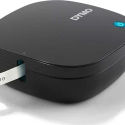 Nešiojamas DYMO® LetraTag® 200 Bluetooth etikečių spausdintuvas leidžia spausdinti įvairių tipų ir spalvų etiketes tiesiai iš savo išmaniojo telefono ar planšetinio kompiuterio. Lengvai susitvarkykite namus ir biurą naudodami intuityvią LetraTag® Connect mobiliąją programėlę. Automatinio Bluetooth ryšio dėka LetraTag® 200B yra paruoštas naudoti per kelias sekundes ir lengvai telpa į jūsų krepšį. Jis suderinamas su autentiškomis LetraTag® etiketėmis, kurių išorinė kasetė pagaminta iš 100% perdirbtos medžiagos (PIRKTI ATSKIRAI). Idealiai tinka įvairioms etikečių klijavimo reikmėms, įskaitant virtuvės, vonios kambario, vaikų kambario, bendrabučio kambario, namų biuro ir rankdarbių reikmenų organizavimą. Automatinis Bluetooth ryšys – kurkite etiketes per kelias sekundes tiesiai iš savo Apple arba Android išmaniojo telefono Kompaktiškas, lengvas ir maitinamas baterijomis (4 AA baterijos neįtrauktos), todėl jį lengva įsidėti į krepšį ir naudoti keliaujant Skirtas naudoti su originaliomis DYMO® LetraTag® etiketėmis įvairiomis spalvomis ir tipais Lengvai susitvarkykite namus, biurą ar bendrabučio kambarį naudodami pritaikomas etiketes su 5 šrifto dydžiais, 15 rėmelių stilių, daugiau nei 100 simbolių ir galimybes pabraukti, sukurti kelias teksto eilutes arba įterpti datą LetraTag® Connect programėlė supaprastina etikečių kūrimą 42% lengvesnis, palyginti su vidutiniu LetraTag 100T ir 100H svoriu Automatinio išsijungimo funkcija taupo energiją PAKUOTĖJE NĖRA SPAUSDINIMO JUOSTOS.