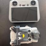 „DJI Mini 4 Pro“ yra pažangiausias mini dronas, sveriantis mažiau nei 249 gramus, todėl jam taikomi minimalūs registracijos reikalavimai. Didžiausias jo atnaujinimas – visakryptis kliūčių aptikimas, kuris užtikrina maksimalų saugumą skrydžio metu. Dronas filmuoja 4K kokybe 60 kadrų per sekundę greičiu ir palaiko tikrąjį vertikalų fotografavimą socialiniams tinklams. Tai idealus pasirinkimas tiek pradedantiesiems, tiek keliautojams, ieškantiems profesionalios vaizdo kokybės kompaktiškame korpuse.