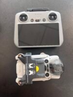 „DJI Mini 4 Pro“ yra pažangiausias mini dronas, sveriantis mažiau nei 249 gramus, todėl jam taikomi minimalūs registracijos reikalavimai. Didžiausias jo atnaujinimas – visakryptis kliūčių aptikimas, kuris užtikrina maksimalų saugumą skrydžio metu. Dronas filmuoja 4K kokybe 60 kadrų per sekundę greičiu ir palaiko tikrąjį vertikalų fotografavimą socialiniams tinklams. Tai idealus pasirinkimas tiek pradedantiesiems, tiek keliautojams, ieškantiems profesionalios vaizdo kokybės kompaktiškame korpuse.