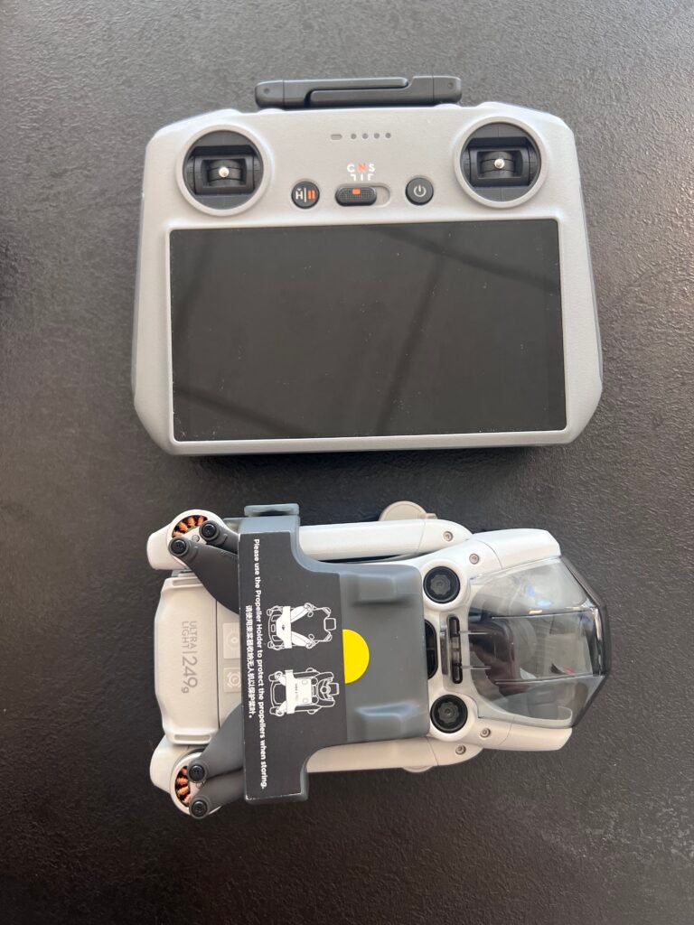 „DJI Mini 4 Pro“ yra pažangiausias mini dronas, sveriantis mažiau nei 249 gramus, todėl jam taikomi minimalūs registracijos reikalavimai. Didžiausias jo atnaujinimas – visakryptis kliūčių aptikimas, kuris užtikrina maksimalų saugumą skrydžio metu. Dronas filmuoja 4K kokybe 60 kadrų per sekundę greičiu ir palaiko tikrąjį vertikalų fotografavimą socialiniams tinklams. Tai idealus pasirinkimas tiek pradedantiesiems, tiek keliautojams, ieškantiems profesionalios vaizdo kokybės kompaktiškame korpuse.