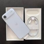 „iPhone Air“ – taip atrodo ateitis. Ploniausias kada nors sukurtas „iPhone“ su „Pro“ galia viduje. Naujasis „iPhone Air“ toks neįtikėtinai plonas ir lengvas, kad rankoje jis beveik pranyksta. Vos 5,6 mm storio ir sveriantis tik 165 gramus – tai ploniausias „iPhone“ istorijoje, net ir su dideliu, įtraukiančiu 6.5 colio ekranu bei galinguoju „A19 Pro“ lustu. Paradoksas, kuriuo patikėsite tik paėmę į rankas. Pažangi priekinė kamera – vienu bakstelėjimu praplėskite matymo lauką, pasukite iš portreto į panoramą ar automatiškai sutalpinkite draugus į kadrą. Galinė 48 MP „Fusion“ kameros sistema – veikia lyg kelios pažangios kameros viename įrenginyje – fotografuokite itin detalias 48 MP nuotraukas arba priartinkite naudodami 2x teleobjektyvą be kokybės praradimo. Spalva – „Sky Blue“.
