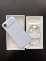 „iPhone Air“ – taip atrodo ateitis. Ploniausias kada nors sukurtas „iPhone“ su „Pro“ galia viduje. Naujasis „iPhone Air“ toks neįtikėtinai plonas ir lengvas, kad rankoje jis beveik pranyksta. Vos 5,6 mm storio ir sveriantis tik 165 gramus – tai ploniausias „iPhone“ istorijoje, net ir su dideliu, įtraukiančiu 6.5 colio ekranu bei galinguoju „A19 Pro“ lustu. Paradoksas, kuriuo patikėsite tik paėmę į rankas. Pažangi priekinė kamera – vienu bakstelėjimu praplėskite matymo lauką, pasukite iš portreto į panoramą ar automatiškai sutalpinkite draugus į kadrą. Galinė 48 MP „Fusion“ kameros sistema – veikia lyg kelios pažangios kameros viename įrenginyje – fotografuokite itin detalias 48 MP nuotraukas arba priartinkite naudodami 2x teleobjektyvą be kokybės praradimo. Spalva – „Sky Blue“.