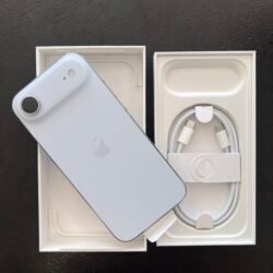 „iPhone Air“ – taip atrodo ateitis. Ploniausias kada nors sukurtas „iPhone“ su „Pro“ galia viduje. Naujasis „iPhone Air“ toks neįtikėtinai plonas ir lengvas, kad rankoje jis beveik pranyksta. Vos 5,6 mm storio ir sveriantis tik 165 gramus – tai ploniausias „iPhone“ istorijoje, net ir su dideliu, įtraukiančiu 6.5 colio ekranu bei galinguoju „A19 Pro“ lustu. Paradoksas, kuriuo patikėsite tik paėmę į rankas. Pažangi priekinė kamera – vienu bakstelėjimu praplėskite matymo lauką, pasukite iš portreto į panoramą ar automatiškai sutalpinkite draugus į kadrą. Galinė 48 MP „Fusion“ kameros sistema – veikia lyg kelios pažangios kameros viename įrenginyje – fotografuokite itin detalias 48 MP nuotraukas arba priartinkite naudodami 2x teleobjektyvą be kokybės praradimo. Spalva – „Sky Blue“.